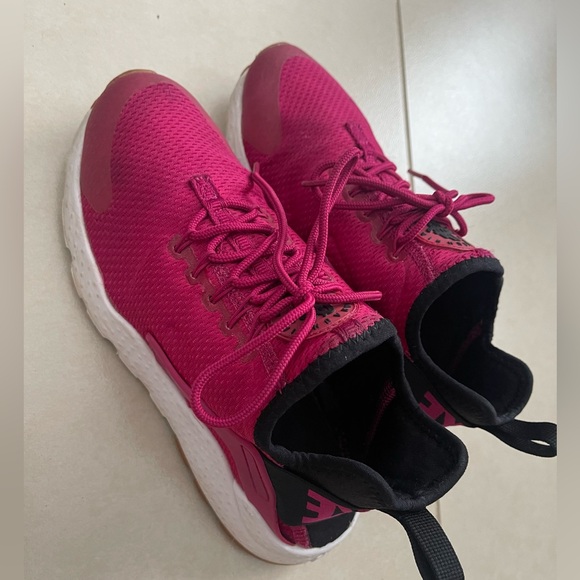 Shoes - Nike Air Huarache Size 6